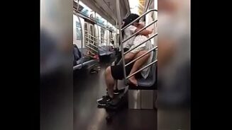 Sexe dans le métro avec la petite amie allumée