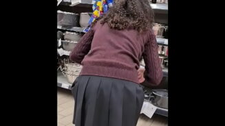SPYING TEEN GIRL AU SUPERMARCHÉ - JUPE COURTE