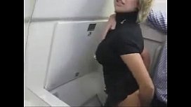 Avoir des relations sexuelles avec la blonde de la salle de bain de l'avion