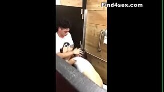 Salle de bains porno manger chatte chaude