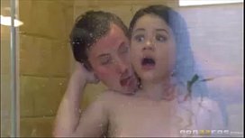 Vidéo que la sœur du frère pro dans le bain