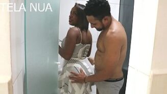 Mulâtto chaud de quatre dans les brésiliens porno