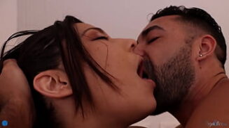 Vidéo porn avec force avec couple baiser très