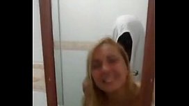 Xvideos à la maison avec la femme de l'ami