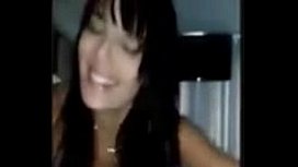 Fille chaude payant pipe et boire le lait