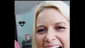 Profiter de la langue de la belle blondie