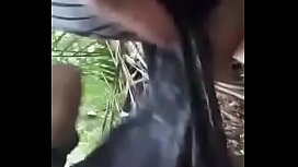 Vilain garçon mangeant le clochard dans les bois