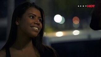 Belle brune ayant des rapports sexuels dans les panthères porno