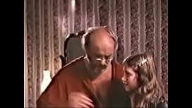 Jolie jeune chaton ayant des relations sexuelles avec son grand-père vilain