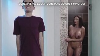 Tante dans le bain s'amuser avec le neveu vilain