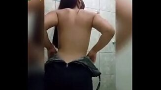 Brunette femme enlève la robe et se nue