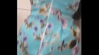 Fille chaude en robe portant sur la chatte
