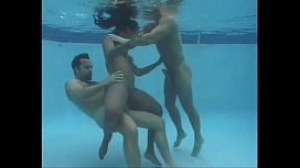 Mulâtre chaud ayant des relations sexuelles à l'intérieur de la piscine avec deux