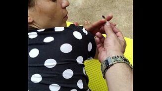 Baiser le chien fumant un joint si vilain