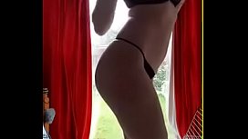 Belle nympho enlève tous ses vêtements