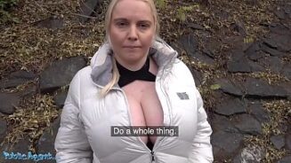 Blonde avec des seins énormes ayant des relations sexuelles pour de l'argent
