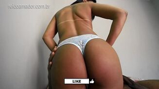 Chatte brune femme équitation sur coq