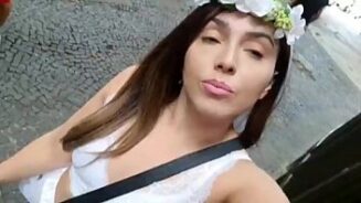 Chaud petite prostituée dans le sexe de carnaval flagrant