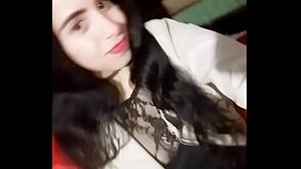 Nouvelle vierge nue jouant avec la chatte
