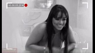 Vidéo porno avec la pastèque chaude femme tout nu rouler