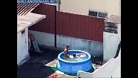 Couple attrapé avoir des relations sexuelles dans la piscine