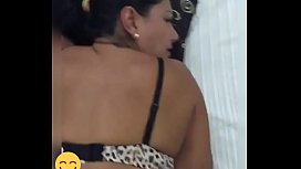 Couronne brune chaude donnant au gros ami du fils