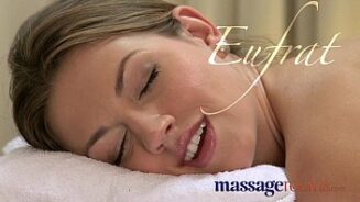 Deux femmes ayant des rapports sexuels dans des massages chauds