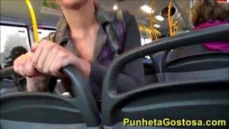 Salope dans le bus deux amis sucer le coq dur